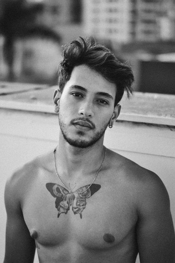 Découvrez 28 idées de tatouages torse pour homme inspirants
